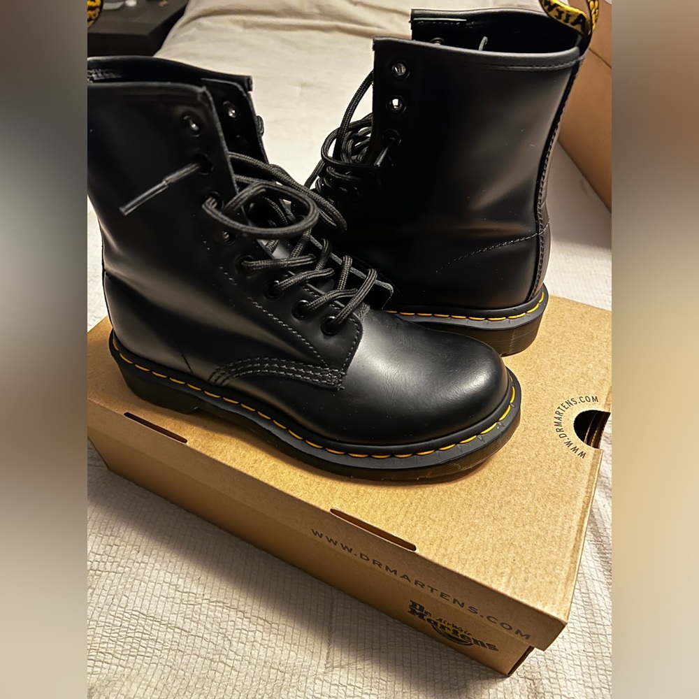 Dr. Martin 1460 8 eye boot smooth leather